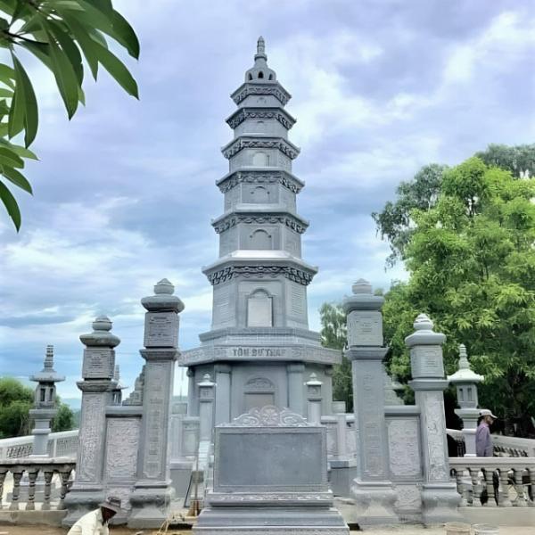 Tháp đá
